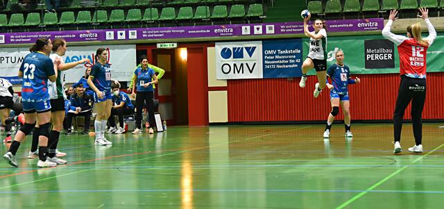 Lara Teiken, die sich beim VfL Oldenburg mit Jane Martens auf Linksaußen abwechselte, schwebt in der ersten Hälfte der Begegnung in den Kreis vor Torfrau Sarah Wachter (12/NSU).
FotoArchiv Merkel+Merkel