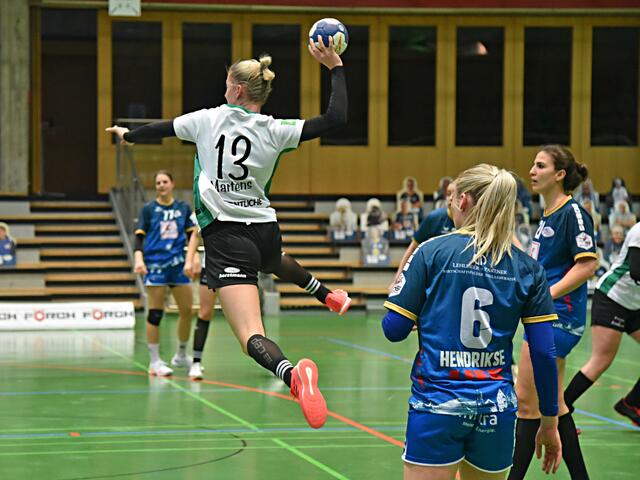 Linksaußen Jane Martens vom VfL Oldenburg hebt in der ersten Halbzeit ab...Erzielte zwei Tore.
FotoArchiv Merkel+Merkel