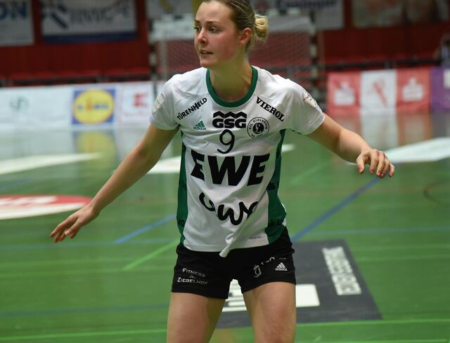 Marloes Hoitzing (RR) vom VfL Oldenburg. Erzielte drei Tore und wechselte sich mit Luisa Knippert auf halbrechts ab. 
FotoArchiv Merkel+Merkel