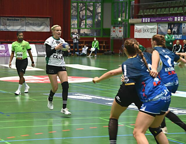 Luisa Knippert (24/RR) sucht in der ersten Hälfte die Lücke in der NSU-Deckung.
FotoArchiv Merkel+Merkel