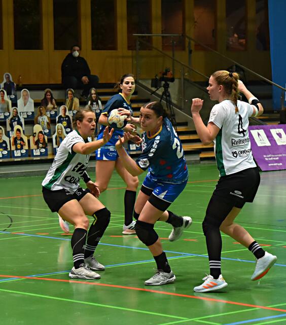 Jill Kooij (NSU) setzt sich am Kreis versus Merle Carstensen (links) und Toni-Luisa Reinemann (4/rechts) vom VfL Oldenburg durch. Erzielte 4 Treffer. Im Hintergrund Irene Espinola Perez, die sich als überragende Torjägerin neunmal ins Buch der Tore an diesem Abend eintrug. War von Oldenburg halbrechts nicht zu stoppen.
FotoArchiv Merkel+Merkel