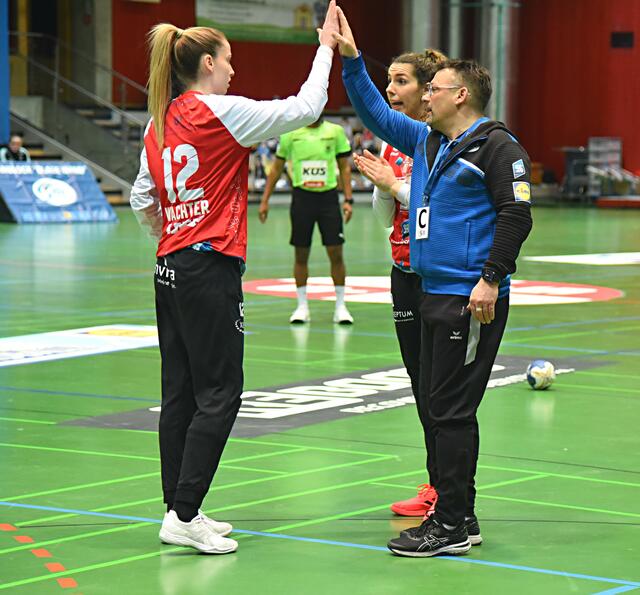 Die Torfrauen der NSU, Sarah Wachter (12) und Isabel Gois,  mit Torwarttrainer "Oli" Rieth während einer Auszeit in der ersten Hälfte.
Fotorchiv Merkel+Merkel