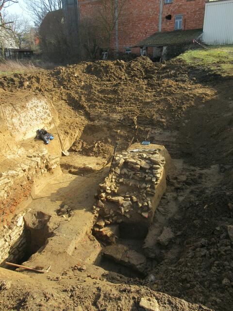 Der Steinhaufen in der Mitte könnte mal eine Treppe gewesen sein. 