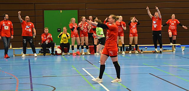 Lena Feiniler bejubelt einen Treffer in der zweiten Hälfte und hofft, nachdem das Team bis auf zwei Treffer herangeommen ist, auf eine Überraschung.
FotoArchiv Merkel+Merkel