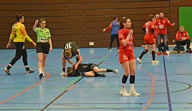 Sophia Sommerrock (Ketsch) erhält für die Aktion gegen Larissa Platen (siehe vorheriges Bild) zwei Minuten.
FotoArchiv Merkel+Merkel