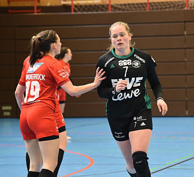 Kreisläuferin Natacha Buhl (7/Oldenburg) geht in Position.
FotoArchiv Merkel+Merkel