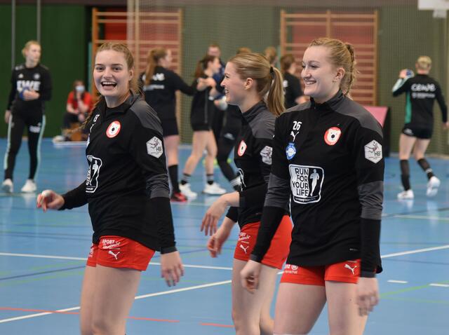 Jule Haupt, Amelie Möllmann und Cara Reuthal bester Stimmung vor dem Spiel gegen den VfL Oldenburg.
FotoArchiv Merkel+Merkel