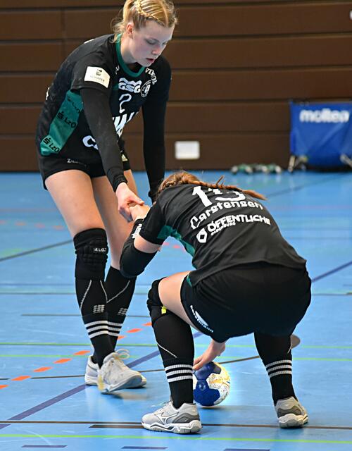 Bodenpflege bzw. Entharzung durch Lisa-Marie Fragge (2) und Merle Carstensen (15) vom VfL Oldenburg.
FotoArchiv Merkel+Merkel