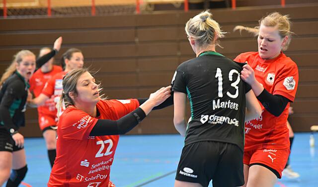 Saskia Fackel (RR/22/Kurpfalz Bären) und Rebecca Engelhardt (LA/Ketsch) machen Jane Martens (13/ LA/ Oldenburg) "fest".
FotoArchiv Merkel+Merkel
