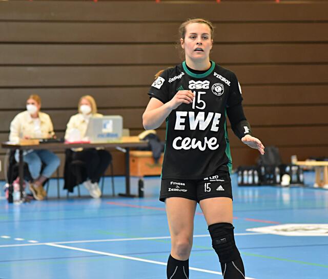 Merle Carstensen (15/RM), Regisseurin und Torjägerin beim VfL Oldenburg.
5 Feldtore und 2 Siebenmeter (von 4en) versus Ketsch. Kam Sommer 2020 aus der ZweitenLiga vom TSV Nord-Harrislee. Hat jetzt 157 Tore auf ihrem Konto.
FotoArchiv Merkel+Merkel