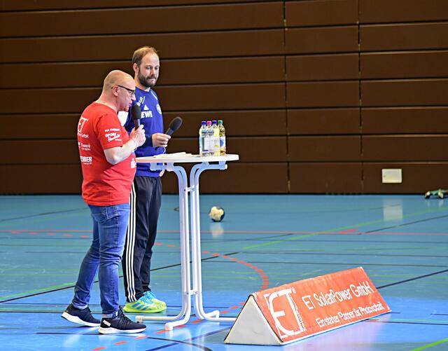 Der ehrenamtliche Geschäftsführer Armin Wagner im Pressegespräch mit Niels Bötel vom VfL Oldenburg, der meinte, dass es das erwartet unangenehme Spiel gewesen sei und er froh sei, dass sie die zwei Punkte mit nach Hause nehmen könnten. Es wäre ein Spiel auf Augenhöhe gewesen.
FotoArchiv Merkel+Merkel