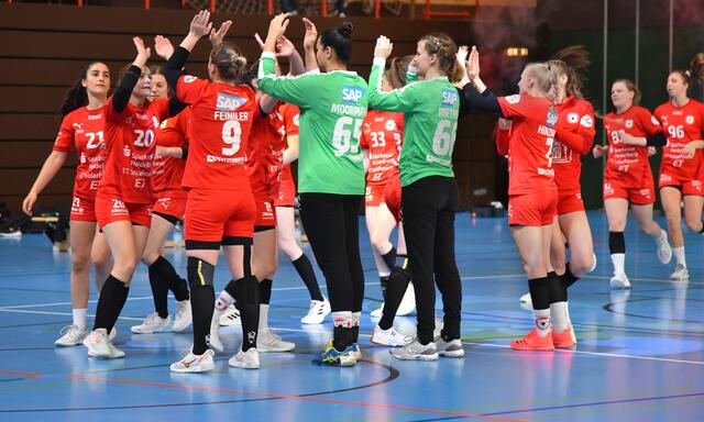 Guter Dinge das Team der Kurpfalz Bären vor dem Spiel versus die Oldenburger Handball-Ladies. Ein Sieg sollte es dieses Mal sein...
FotoArchiv Merkel+Merkel