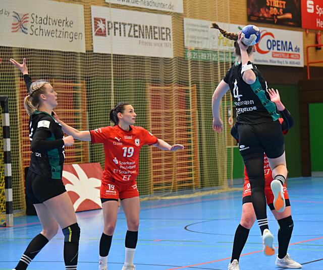 Toni-Luisa Reinemann (RM/4/Oldenburg) hebt in der ersten Halbzeit ab zum Abschluss.
FotoArchiv Merkel+Merkel