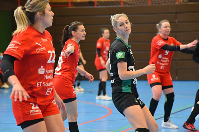 Jane Martens (LA/Oldenburg) in der ersten Hälfte, umgeben von  den Red Ladies Saskia Fackel (22), Sophia Sommerrock und Lena Feiniler (9)...
FotoArchiv Merkel+Merkel