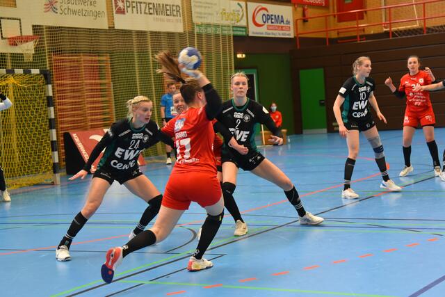 Samira Brand von den Kurpfalz Bärinnen (17) versucht die Kreisläuferinnen Lena Feiniler bzw. Elena Fabritz anzuspielen. Luisa Knippert (24) und Lisa-Marie Fragge machen versus Lena Feiniler die Lücke zu und Katrin Pichelmeier kümmert sich um Elena Fabritz.
FotoArchiv merkel+Merkel