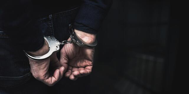 Die Polizei in Karlsruhe hat zwei Jugendliche festgenommen, die zahlreiche Einbrüche begangen haben könnten.