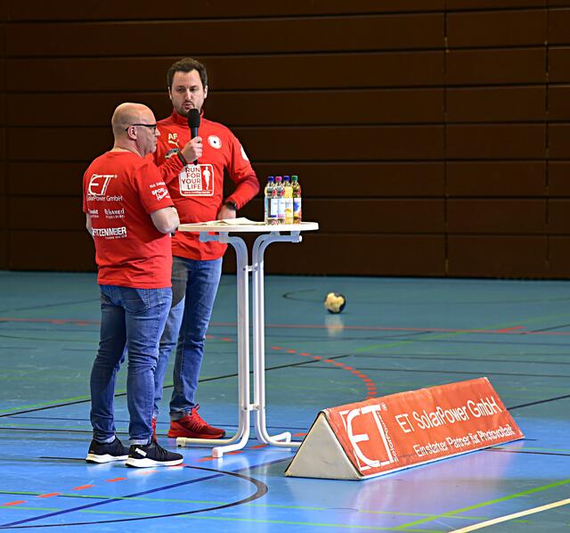 Armin Wagner, der ehrenamtliche Geschäftsführer, im Gespräch mit dem hauptamtlichen Geschäftsführer und Trainer der Kurpfalz Bären Adrian Fuladdjusch, der fand, dass sein Team ein tolles Match versus den VfL Oldenburg auf die Platte gezaubert hätte, dass aber das Schiedsrichtergespann eine schwache Leistung abgeliefert und sein Team benachteiligt hätte.
FotoArchiv Merkel+Merkel