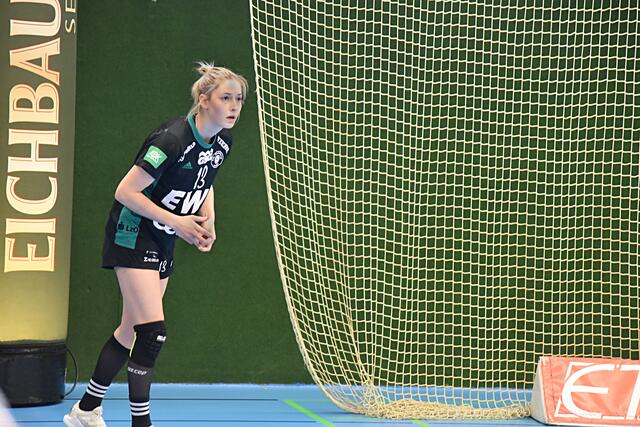 Jane Martens, die die Linksaußenposition beim VfL Oldenburg einnahm. Hier in der ersten Hälfte der Begegnung. Oldenburger Urgestein aus der eigenen Jugend, seit 2012 im Verein.
FotoArchiv Merkel+Merkel