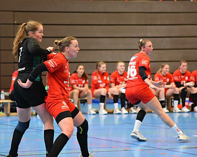 Kreisläuferin versus Kreisläuferin. Natacha Buhl (VfL Oldenburg) versus Lena Feiniler (Ketsch). Rechts im Bild Lara Eckhardt, die nach 9 Treffern in Buxtehude unter der Woche dieses Mal sechs Mal erfolgreich war.
FotoArchiv Merkel+Merkel