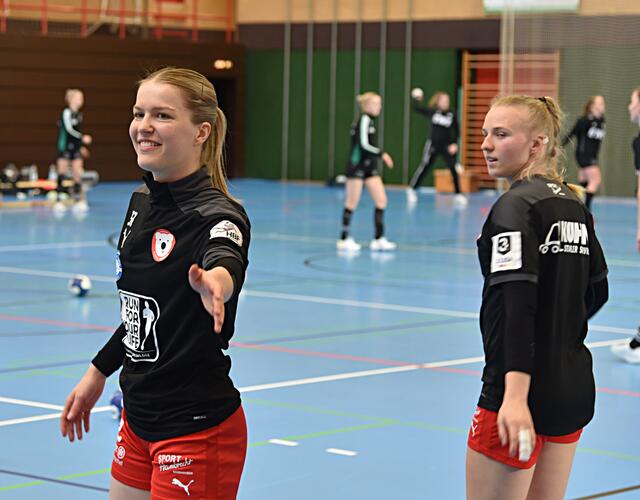 Amelie Möllmann (RR/Ketsch) und Katja Hinzmann (RM/Ketsch) gut gelaunt vor dem Match in der Neurotthalle.
FotoArchiv Merkel+Merkel