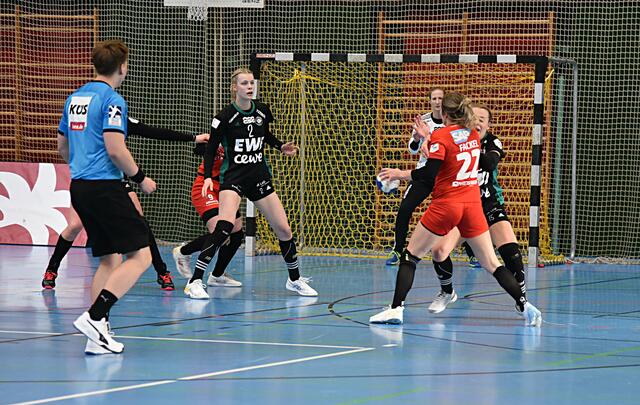 Spielszene aus der ersten Halbzeit.Saskia Fackel (22/Ketsch) im Anmarsch. Lisa-Marie Fragge (RL/2/Oldenburg) koordiniert  die Oldenburger Defensive.
FotoArchiv Merkel+Merkel