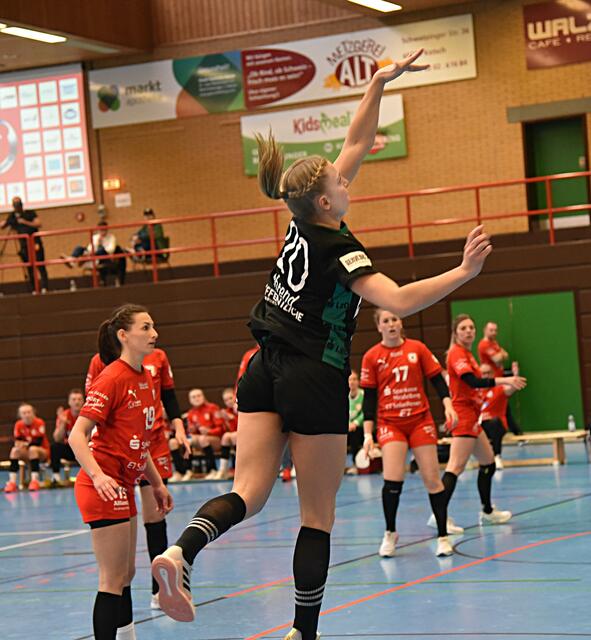 Rechtsaußen Jenny Behrend mit einem erfolgreichen Lupfer über Leonie Moormann hinweg in der zweiten Halbzeit. Sophia Sommerrock kann nicht mehr eingreifen.
FotoArchiv Merkel+Merkel