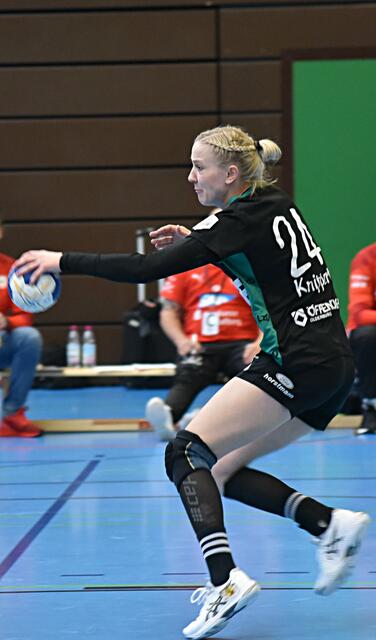 Luisa Knippert, starke Partie im rechten Rückraum, vor allem in der ersten Hälfte. Sechs Treffer. Musste nach Fußverletzung (Knöchel) behandelt werden. Kam später in der Crunchtime wieder aufs Feld und erzielte in der 55.Minute ihren sechsten Treffer zum 23:21.
FotoArchiv Merkel+Merkel