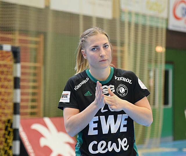 Jenny Behrend, die auf Rechtsaußen der gewohnte Aktivposten war. Scheiterte in der ersten Hälfte zwei Mal am Innenpfosten. Musste durchspielen und erzielte vier Treffer.
FotoArchiv Merkel+Merkel