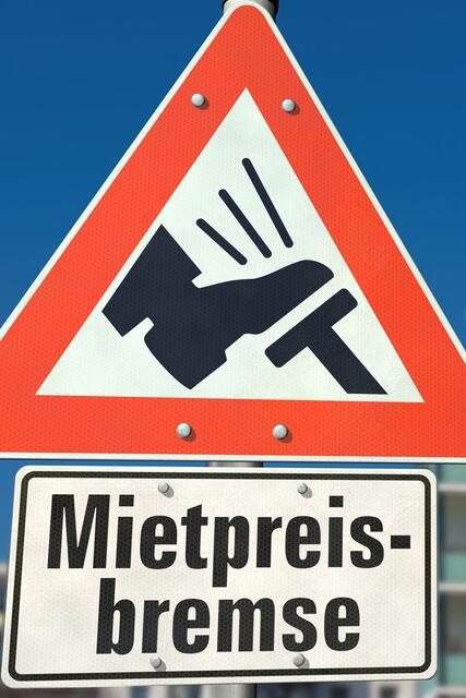 Bei Vorliegen der Mietpreisbremse sind Mieter nur zur Zahlung der Miete in der zulässigen Höhe verpflichtet. Bei Verstößen durch den Vermieter kann man diesen schriftlich rügen, auch rückwirkende Rückzahlungen sind inzwischen möglich. Foto: djd/Roland-Rechtsschutzversicherung/bluedesign - stock.adobe.com