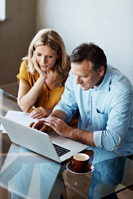 Wertvolle Unterstützung: Eine frei herunterladbare Software führt im Frage-Antwort-Stil durch die Steuererklärung. Foto: djd/www.steuertipps.de/kug/Getty Images/kupicoo