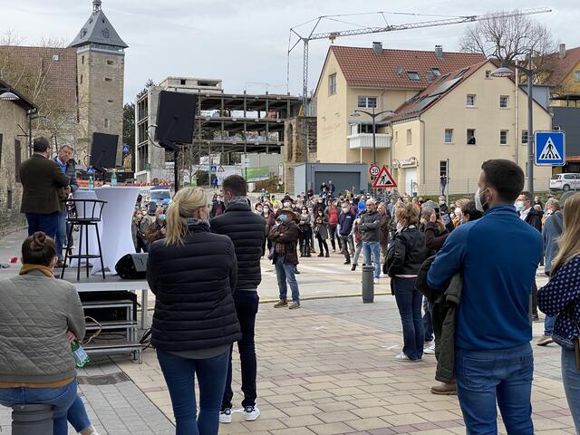 Auf Abstand und doch zusammen: rund 200 Menschen kamen am Samstagnachmittag auf der Sporgasse zusammen. | Foto: bea