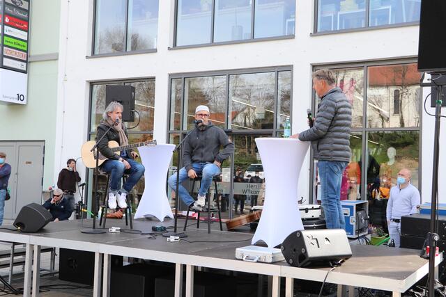 Auch die Musiker des Tribute Duo "Graceland", Thomas Wacker (links) und Thorsten Gary machen ihrem Frust Luft. | Foto: bea