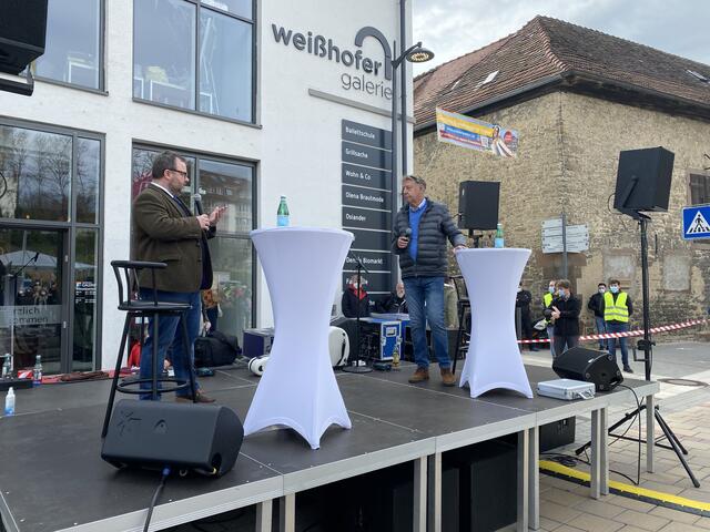 Gerhard Meier-Rhön (rechts) spricht mit Christian Jung (FDP), MdB. | Foto: bea