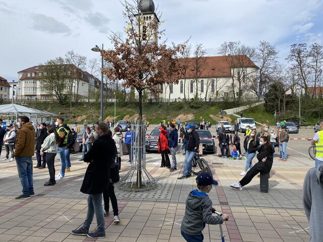 Interessierte Menschen kommen auch auf dem Sporgassenparkplatz zusammen. | Foto: bea
