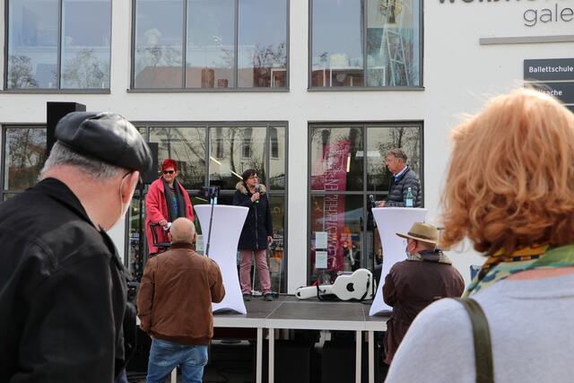 Die Sprecherinnen der Interessengemeinschaft Brettener Innenstadt (IGBI) Heike Böhm (links) und Agathe Pohl im Gespräch mit Gerhard Meier-Rhön. | Foto: bea