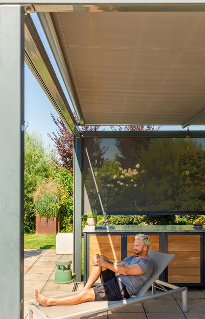 Stabile Aluminiumsteher stützen Pergolamarkisen ab. Foto: djd/WOUNDWO