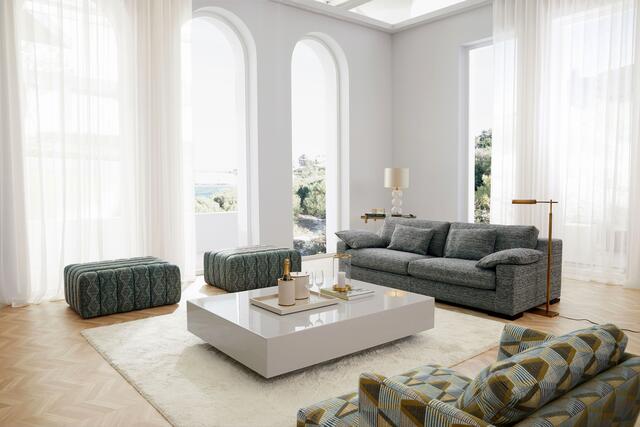 Mit leichten, halbtransparenten Vorhängen bleibt das Wohnzimmer lichtdurchflutet, aber privat. Foto: djd/JAB