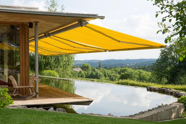 Bei diesem Kassettenmodell kann die gesamte Markise zum Schutz in die Kassette eingefahren werden. Foto: djd/WOUNDWO
