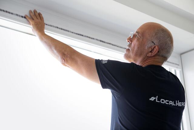 Der Profi kümmert sich nicht nur um Auswahl und Anfertigung, sondern bringt auch alles richtig an. Foto: djd/JAB
