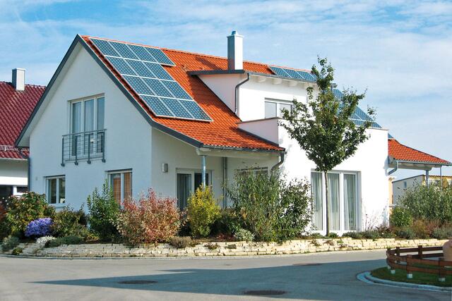 Solarstrom frei Haus: Immer mehr Hausbesitzer entscheiden sich für eine Fotovoltaikanlage. Foto: djd/Paul Bauder