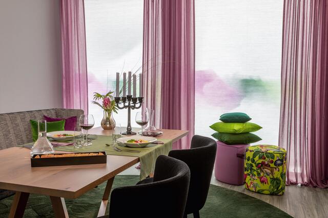 Schöne Farben, angenehmer Lichteinfall und genug Privatsphäre: Die Fensterdekoration trägt wesentlich zu einem guten Wohngefühl bei. Foto: djd/JAB