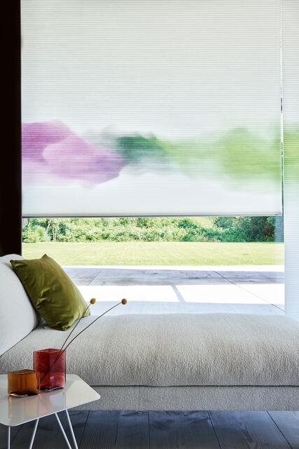 Plissees lassen sich nicht nur an jedes Fenster anpassen, sie können auch optisch tolle Akzente setzen. Foto: djd/JAB/Christian Burmester