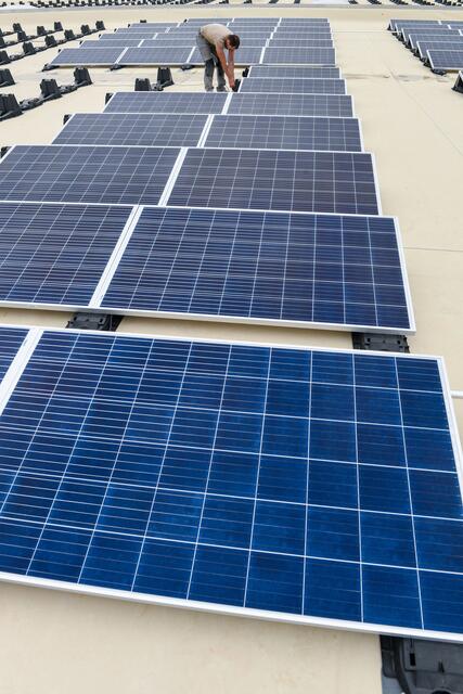Solaranlagen setzen einen soliden Aufbau des Flachdachs voraus. Foto: djd/Paul Bauder