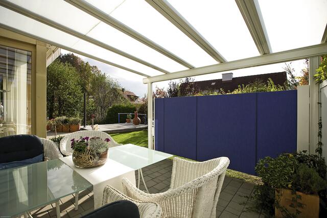 Seitenwandmarkisen sind auch ein guter Sichtschutz. Foto: djd/WOUNDWO/Karl Schrotter