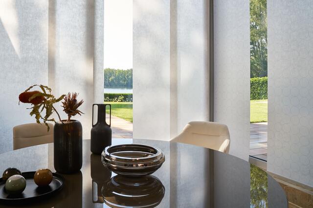 Flächenvorhänge können je nach Bedarf verschoben werden und schaffen interessante Licht- und Schatteneffekte. Foto: djd/JAB/Christian Burmester