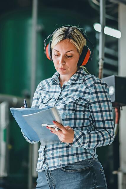 Ein guter Gehörschutz schirmt Lärm so weit ab, dass keine gesundheitliche Gefährdung mehr gegeben ist. Foto: djd-k/www.BGETEM.de/Getty Images/RealPeopleGroup