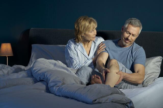 Wenn die Muskulatur sich schmerzhaft zusammenzieht, ist es vorbei mit der entspannenden Nachtruhe. Foto: Cassella-med/akz-o