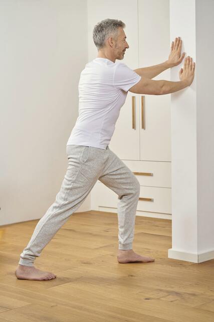 Wenn der Schmerz mit verhärteter Muskulatur ganz plötzlich kommt – Dehnübungen können helfen. Foto: Cassella-med/akz-o