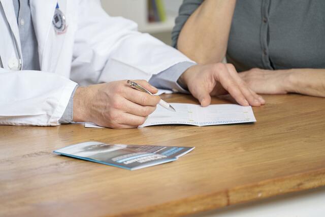 Vielfache Ursachen können die Beschwerden auslösen. Ein Besuch beim Arzt kann Klarheit schaffen. Foto: Cassella-med/akz-o