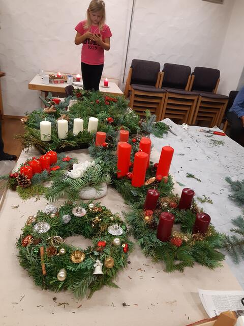 Adventskränze binden | Foto: privat
